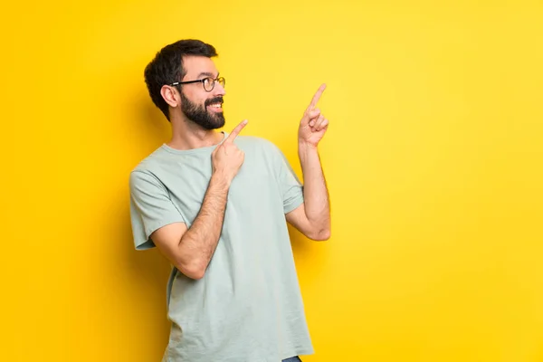 Homme Avec Barbe Chemise Verte Pointant Avec Index Levant Les — Photo