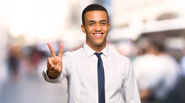 Jovem Empresário Afro Americano Sorrindo Mostrando Sinal Vitória Cidade — Fotografia de Stock