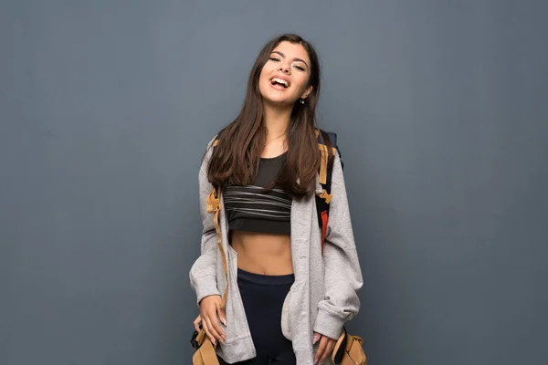 Teenie Mädchen Lächelt Viel Über Mauer — Stockfoto