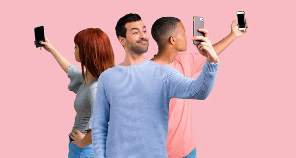 Gruppo di tre amici utilizzando il telefono cellulare — Foto Stock