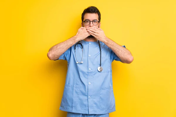Kirurgen Läkare Manbeläggning Munnen Med Händerna För Att Säga Något — Stockfoto