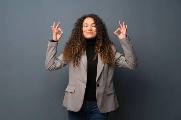 Adolescente Chica Sobre Azul Pared Zen Pose —  Fotos de Stock