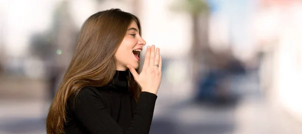 Mooi Meisje Schreeuwen Met Mond Wijd Open Voor Dwarskrachten Open — Stockfoto