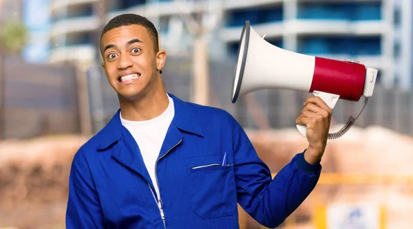 Joven Trabajador Afroamericano Tomando Megáfono Que Hace Mucho Ruido Sitio — Foto de Stock