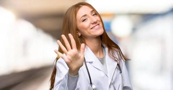 Κοκκινομάλλης Γυναίκα Γιατρός Μετρώντας Πέντε Δάχτυλα Στο Νοσοκομείο — Φωτογραφία Αρχείου