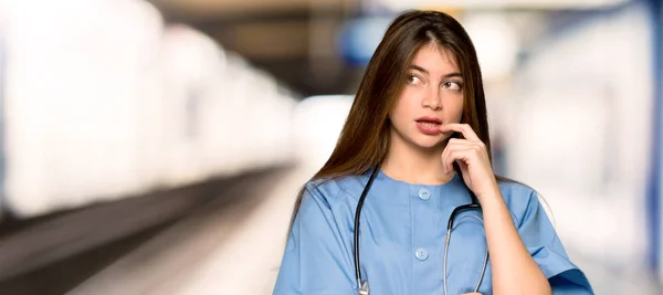 Jovem Enfermeira Tendo Dúvidas Olhar Para Cima Hospital — Fotografia de Stock