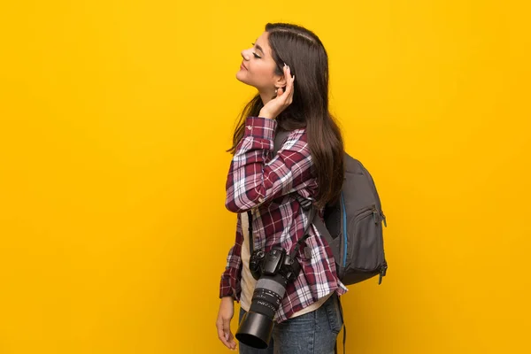 Fotógrafo Adolescente Sobre Parede Amarela Ouvindo Algo Colocando Mão Orelha — Fotografia de Stock