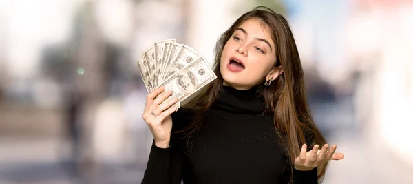 Menina Bonita Tomando Monte Dinheiro Livre — Fotografia de Stock