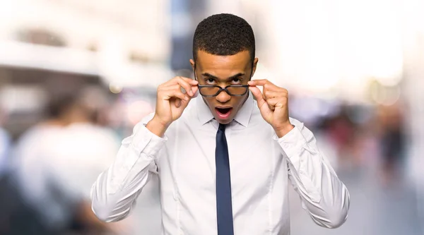 Jovem Empresário Afro Americano Com Óculos Surpreso Cidade — Fotografia de Stock