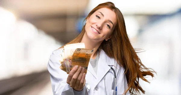 Mujer Doctora Pelirroja Sosteniendo Cartel Vacío Para Insertar Concepto Hospital —  Fotos de Stock
