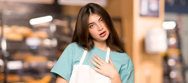 Girl Apron Surprised Shocked While Looking Right Bakery — Stock Photo, Image