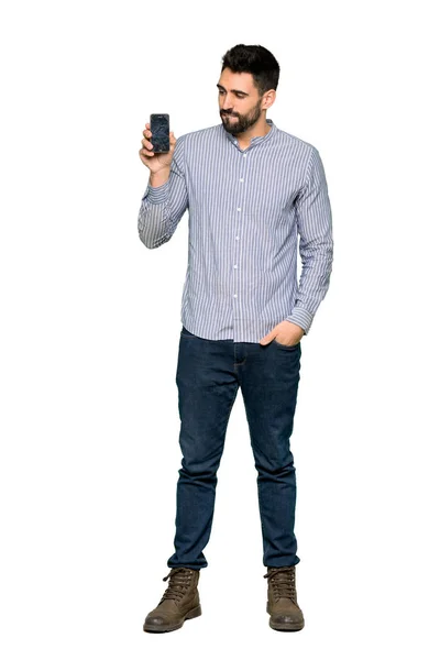 Ganzkörperaufnahme Eines Eleganten Mannes Mit Hemd Und Zerbrochenem Smartphone Auf — Stockfoto