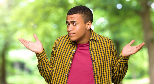 Jovem Afro Americano Fazendo Gesto Sem Importância Levantar Ombros Parque — Fotografia de Stock