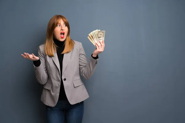 Pelirroja Mujer Negocios Tomando Montón Dinero — Foto de Stock