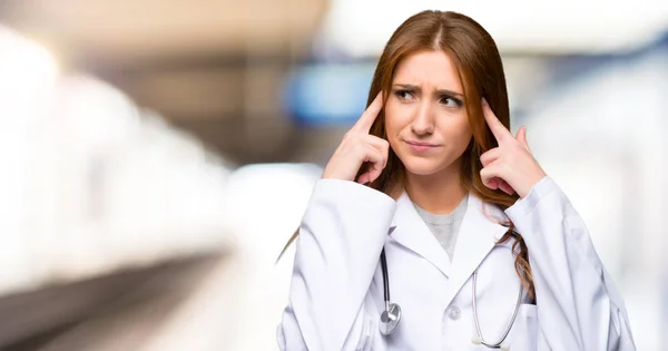 Redhead Läkare Kvinna Att Tvivel Och Tänker Sjukhuset — Stockfoto
