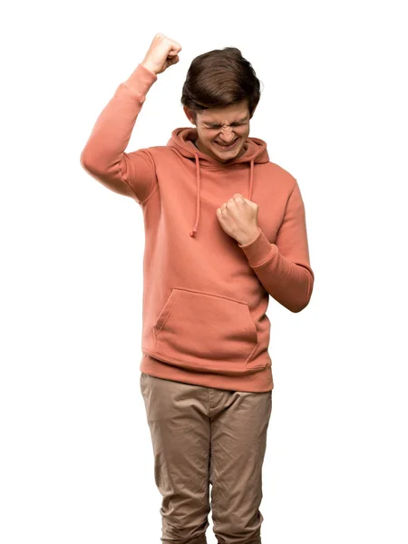Adolescente Homem Com Camisola Comemorando Uma Vitória Sobre Fundo Branco — Fotografia de Stock