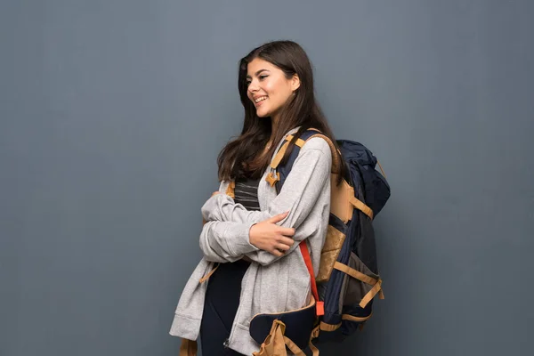 Ragazza Viaggiatore Adolescente Sopra Muro Felice Sorridente — Foto Stock