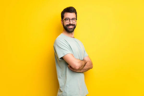 Homem Com Barba Camisa Verde Mantendo Braços Cruzados Posição Lateral — Fotografia de Stock