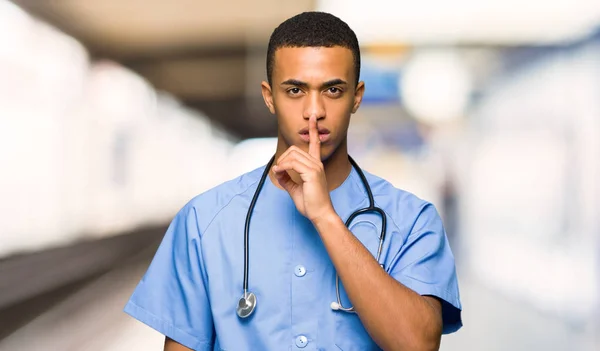 Medico Chirurgo Uomo Mostrando Segno Silenzio Gesto Mettendo Dito Bocca — Foto Stock