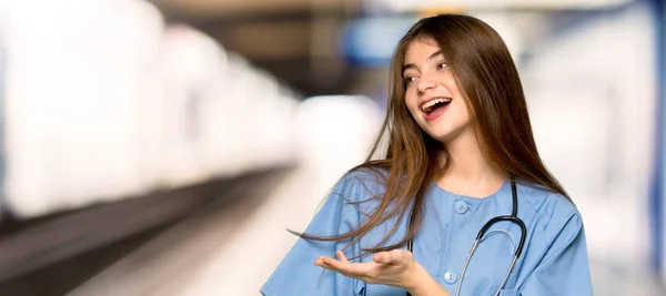 Jonge Verpleegster Een Idee Presenteren Terwijl Uitziende Glimlachend Naar Een — Stockfoto