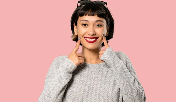 Jovem Com Cabelo Curto Sorrindo Com Uma Expressão Feliz Agradável — Fotografia de Stock