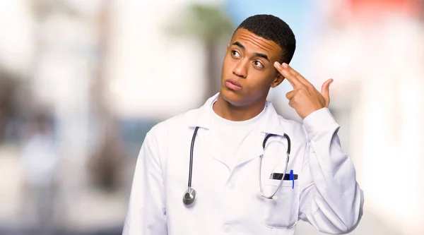 年轻的非洲裔美国男子医生与问题使自杀姿态在户外 — 图库照片