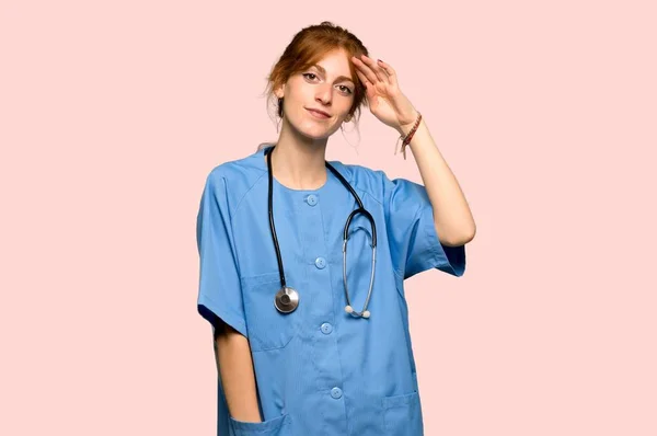 Jonge Roodharige Verpleegster Die Met Hand Roze Achtergrond — Stockfoto