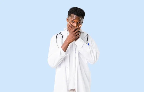 Afro-americano medico che copre la bocca con entrambe le mani per dire — Foto Stock