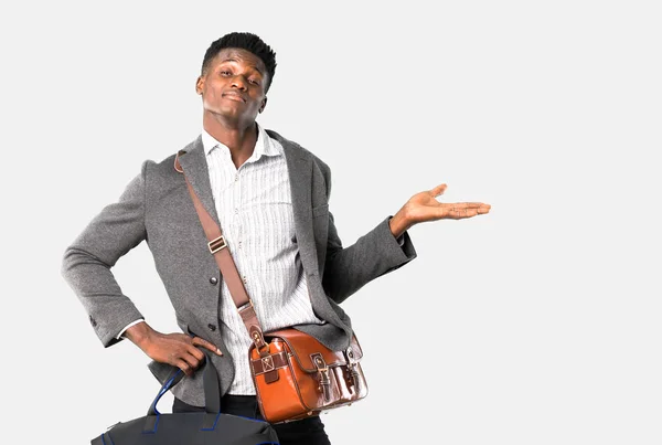 Hombre de negocios afroamericano viajando con maletas sosteniendo c —  Fotos de Stock