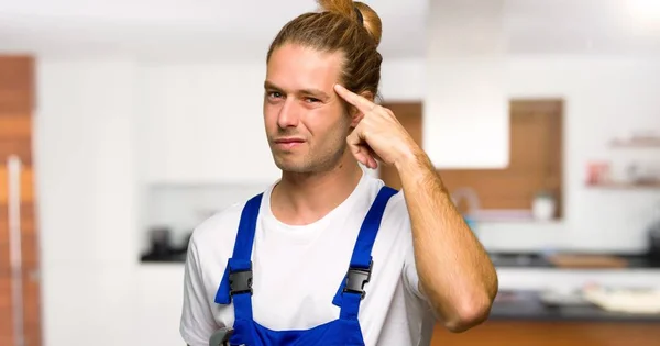 Workman Het Gebaar Van Waanzin Het Hoofd Een Huis Zetten — Stockfoto