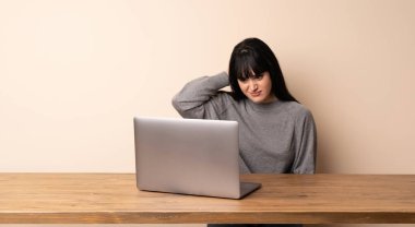 Şüpheleri onu laptop ile çalışan genç kadın