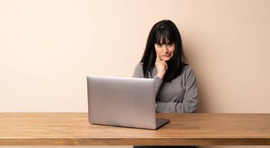 Genç kadın ile onun dizüstü Looking ön çalışma