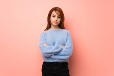 Pembe portre genç Kızıl saçlı kadın