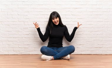 Çok gülümseyen katta oturan kadın