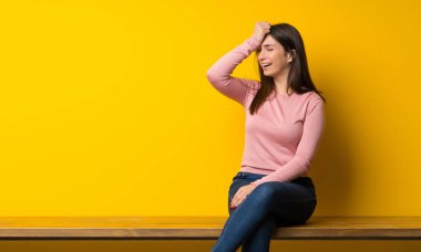 Masada oturan bir genç bayan bir şey ve çözüm isteyen gerçekleştirmiştir