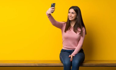 Bir selfie yapma masada oturan genç kadın