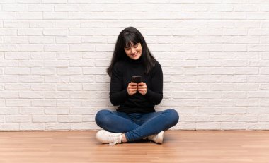 Mobil ileti gönderme katta oturan kadın