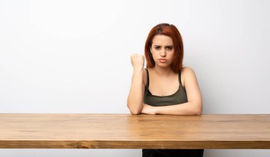 Resepsiyon kızgın hareketi ile genç Kızıl saçlı kadın