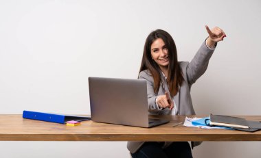 İş kadını bir ofiste sana gülümseyen süre puan parmak