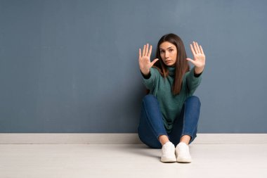 Kat yapma dur jest ve hayal kırıklığına oturan genç kadın