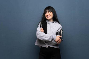 Genç gülümseyen iken arayan kadın spor