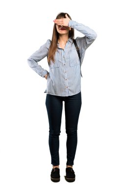 Gözleri eller tarafından kapsayan gözlüklü kadın tam uzunlukta vurdu. Bir şey görmek istiyor musunuz