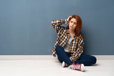 Kafa çizilmemesi süre şüpheleri katta oturan genç Kızıl saçlı kadın