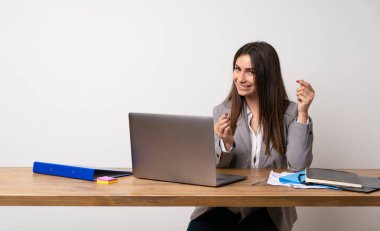 İş kadını para jest yapma bir ofiste