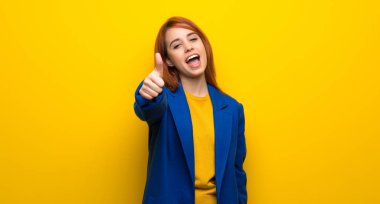 Çünkü iyi bir şey oldu trençkot ile kadınla genç redhead Yaşasın