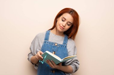 Bir kitap ve okuma zevk izole arka plan genç Kızıl saçlı kadın