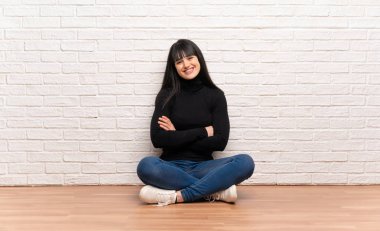 Frontal bulunduğu geçti silah tutmak katta oturan kadın