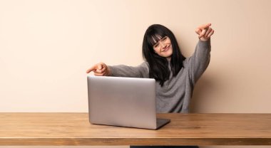 Gülümseyen ise onu laptop ile çalışan genç kadın parmak seni işaret