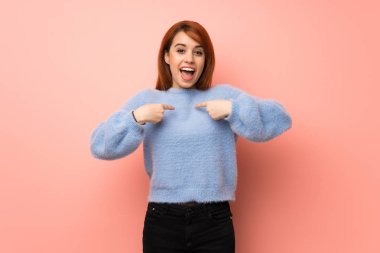 Pembe sürpriz yüz ifadesi ile genç Kızıl saçlı kadın