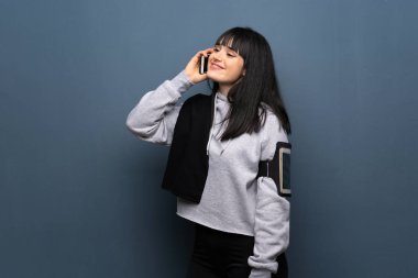 Cep telefonu ile bir konuşma tutmak genç spor kadın